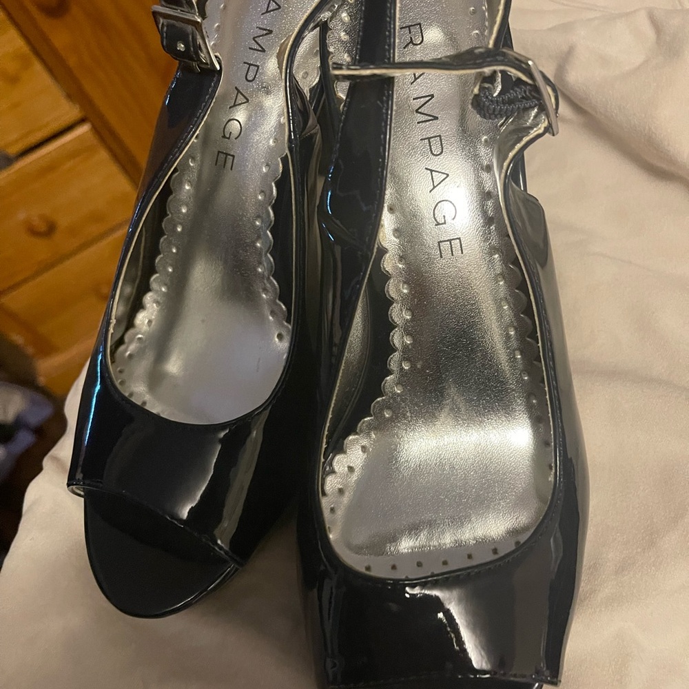 Rampage sandals size 6 have blue and black pairs